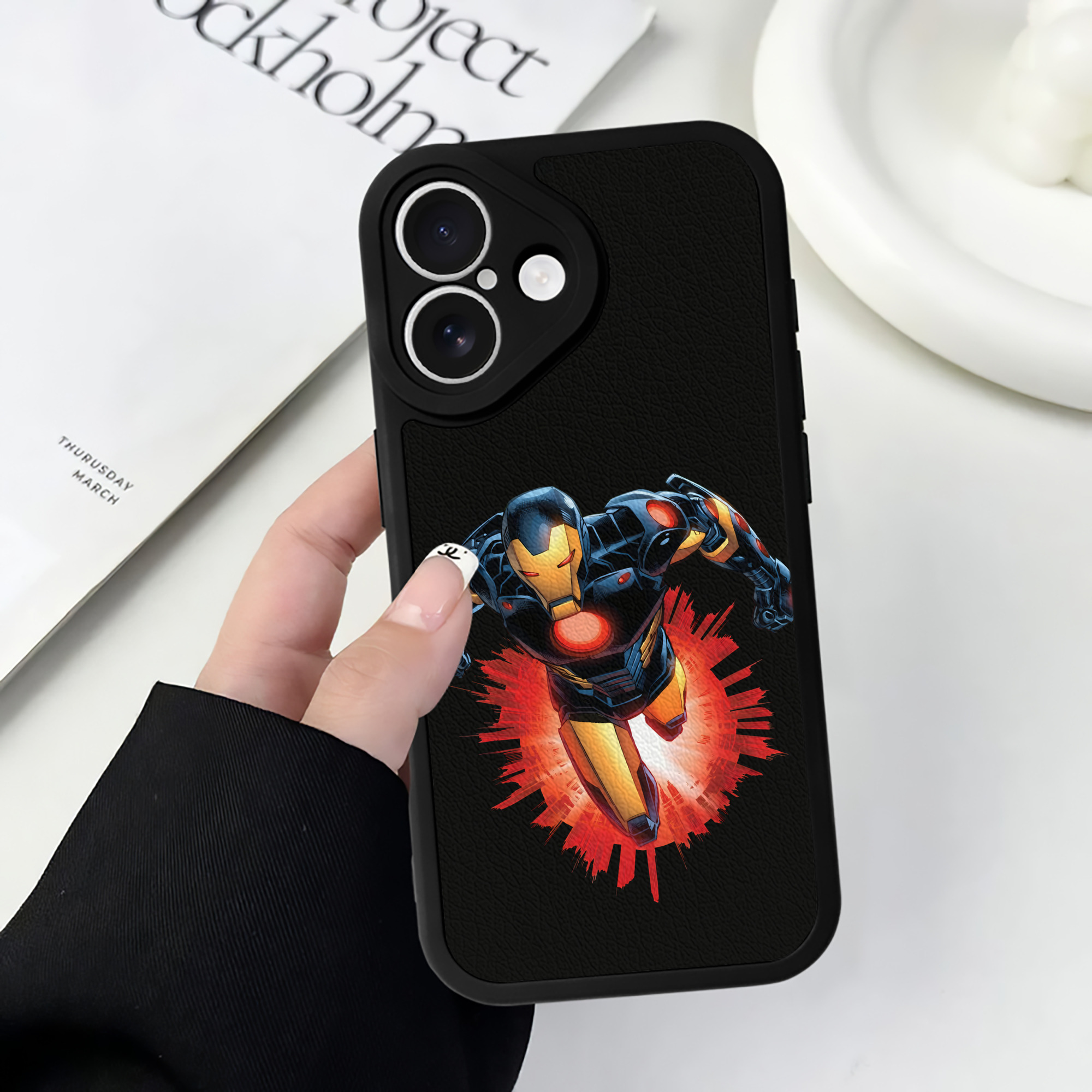 （画像用） アベンジャーズ The Avengers 【iPhone 16シリーズ対応】シリコンスマホケース（レザー調） 材質：シリコン